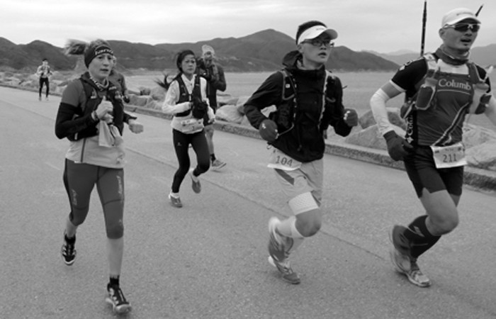 Dong-Li-and-Silvia-Trigueros-2016-Vibram-Hong-Kong-100k-champion-and-third-place