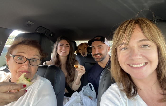10 Visita familia comiendo tacos en el coche