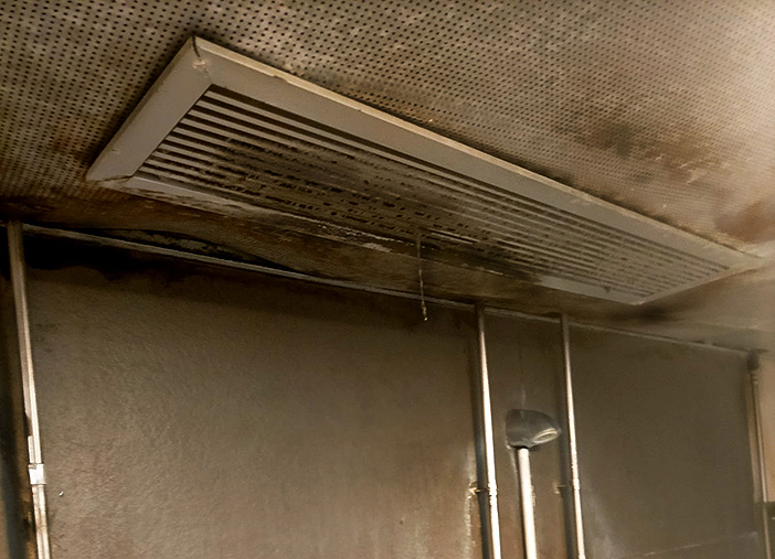 Solicitan que se limpie y arregle el techo de las duchas de las piscinas de Landako