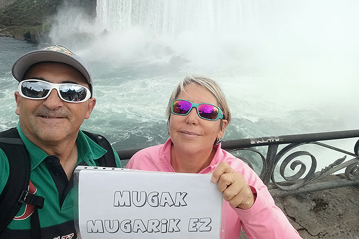 Iratxe y Alberto se mojan por el lema ‘Mugak mugarik ez’ en las cataratas del Niágara